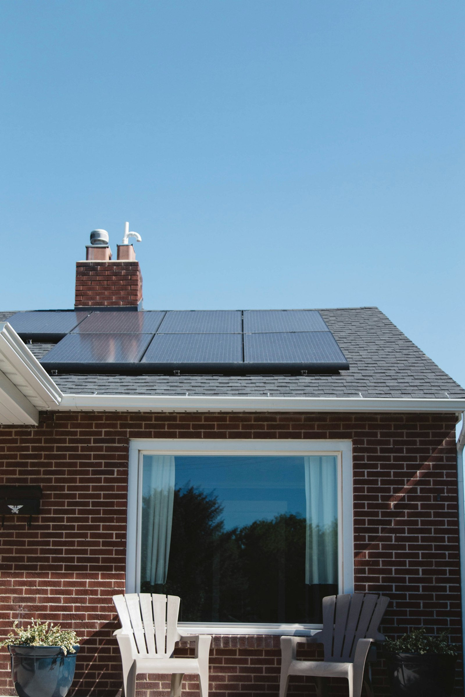 Casa com painéis solares instalados no telhado