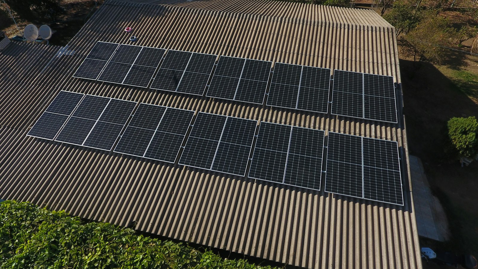 Vista aérea de um telhado com fileiras de painéis solares
